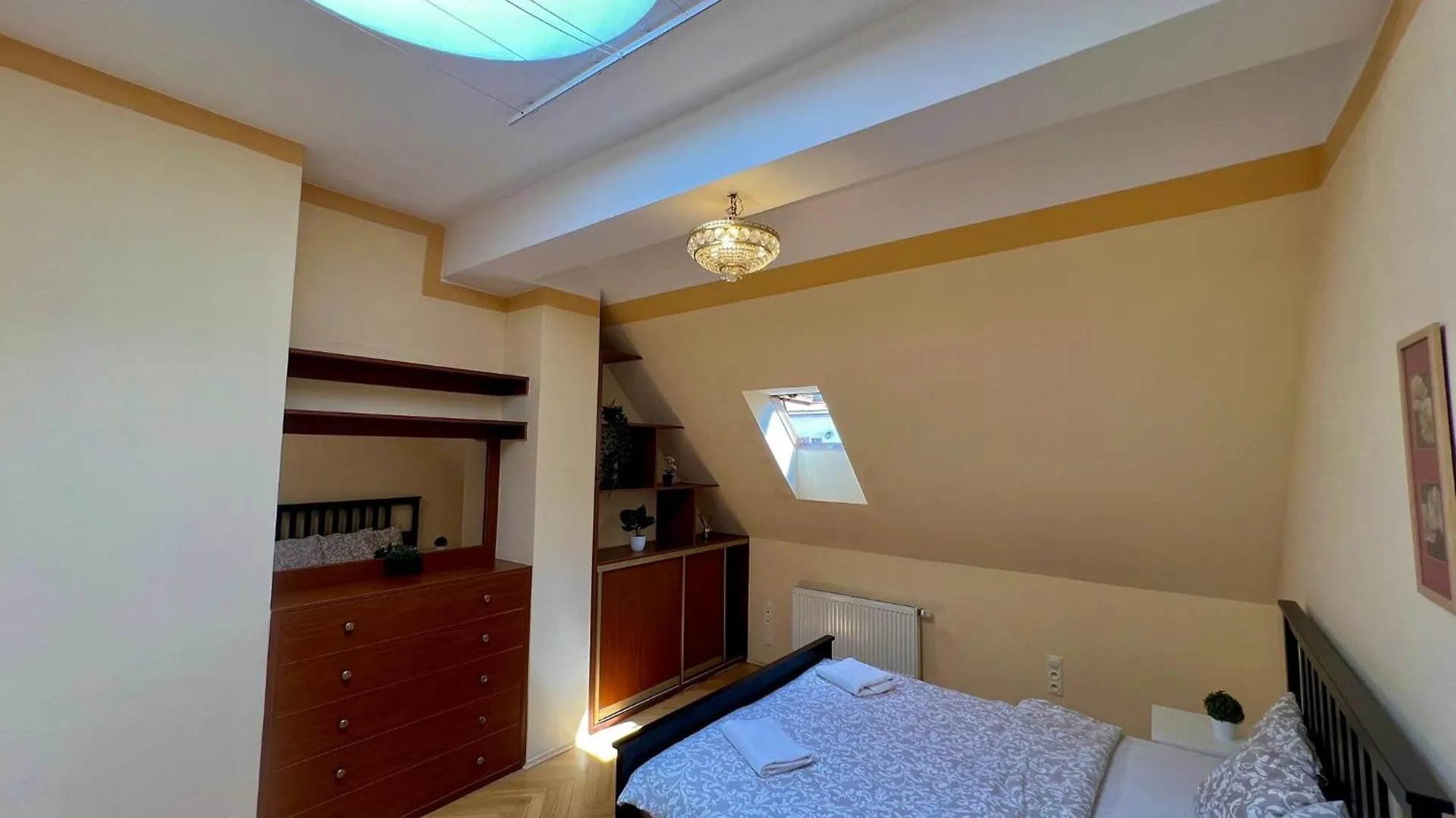 Comfortable 3 Bedroom Apartment In The Heart Of Praga 0*,