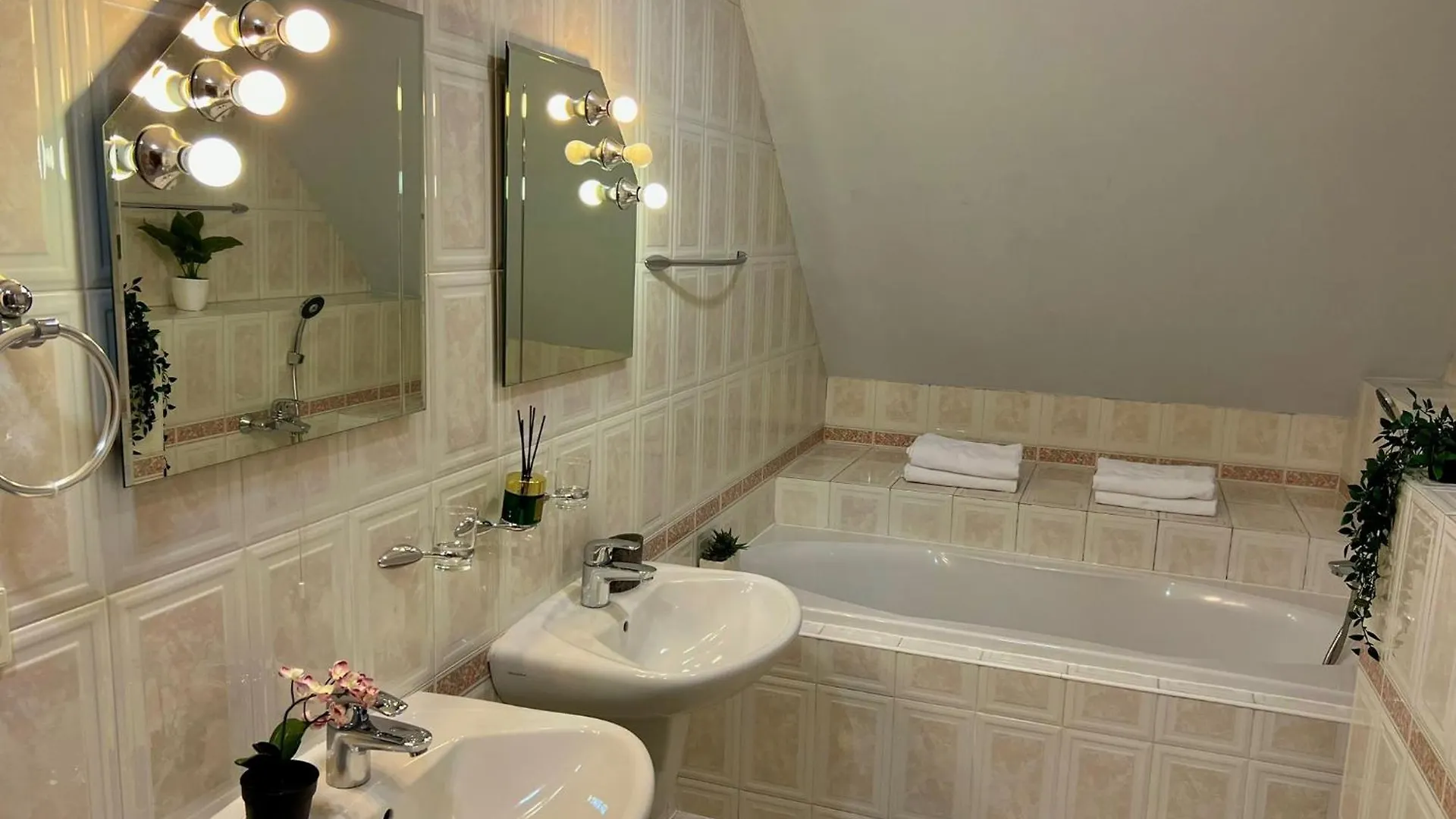 Comfortable 3 Bedroom Apartment In The Heart Of Praga 0*,