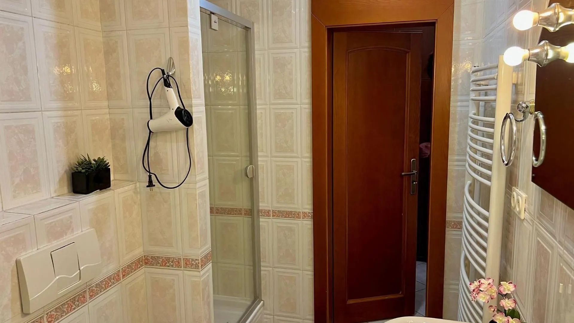 Comfortable 3 Bedroom Apartment In The Heart Of Praga Repubblica Ceca